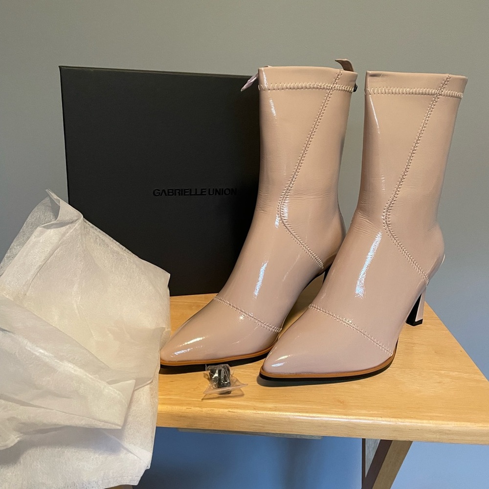 Brand new Gabrielle Union Women's cream Heeled Boots New Sz 9